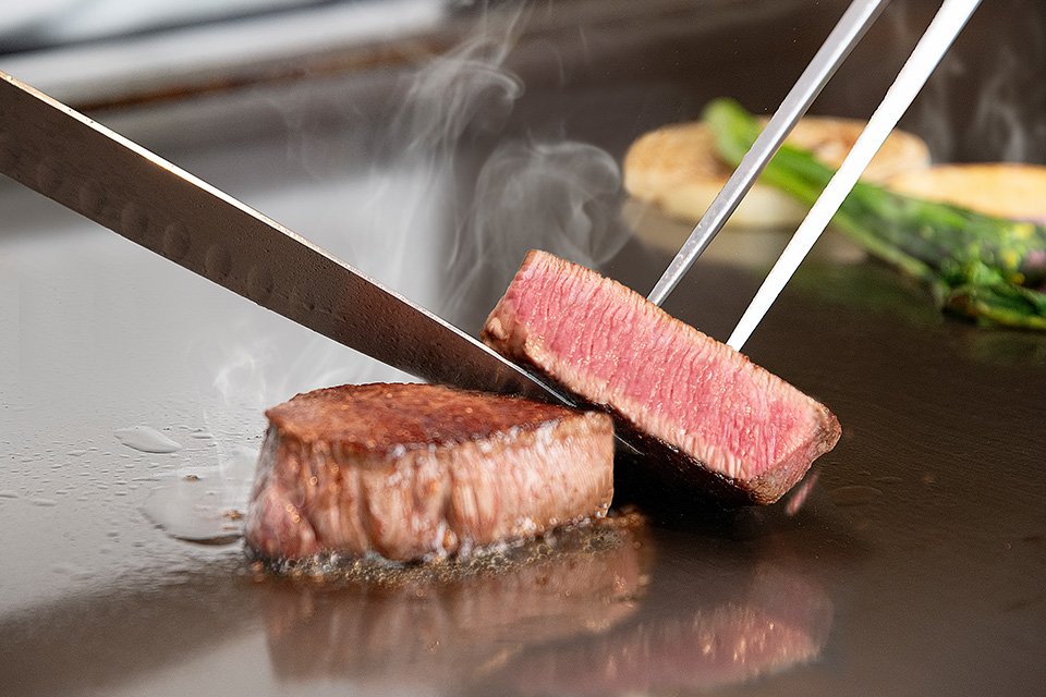 鉄板焼・焼肉 なにわ（リーガロイヤルホテル大阪 ヴィニェット コレクション ）